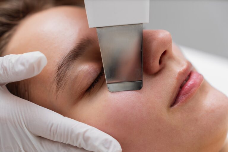 Ultrasonic cleaning of the face. Skin peeling.